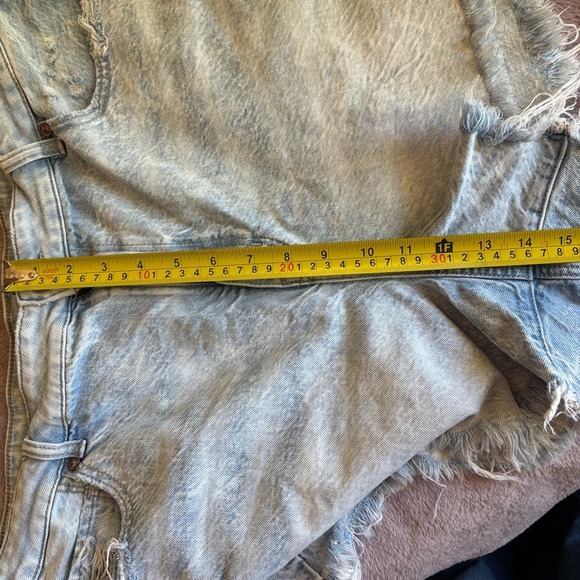American Eagle Shorts Acid Wash Distressed Raw Hem Light Blue Size 20 - Picture 9 of 9
